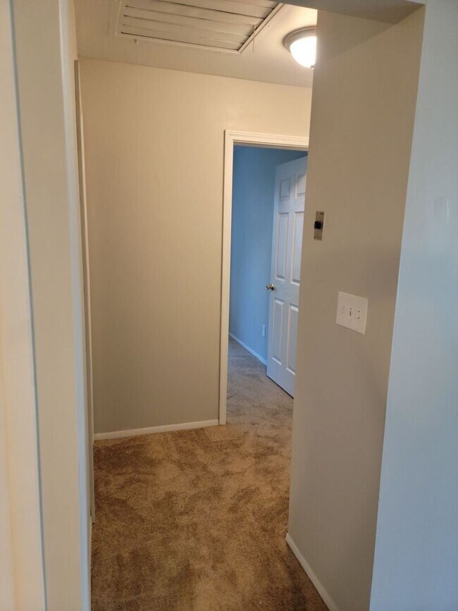 Building Photo - Charming unit in a quiet neighborhood