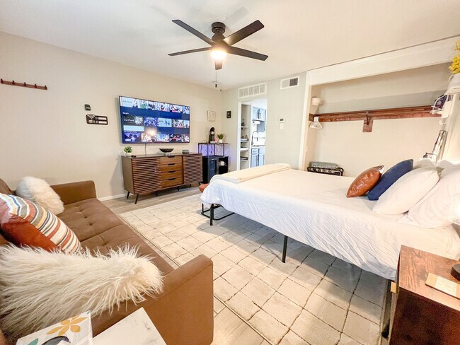 Building Photo - 14898 Granada Dr