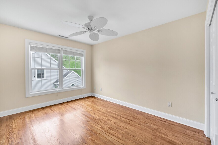 Building Photo - 70 Maple Oak Dr