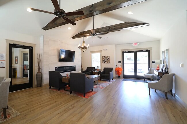 Building Photo - 610 Universal Dr