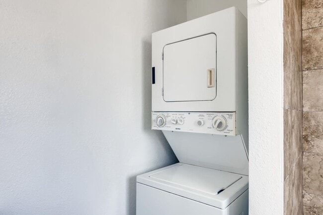 Building Photo - Very Nice 1 Bedroom Free Standing Apartment