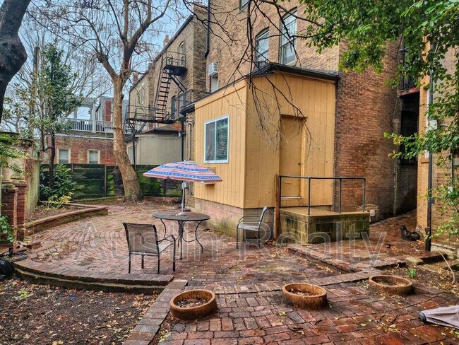 Building Photo - 324 N.Newstead