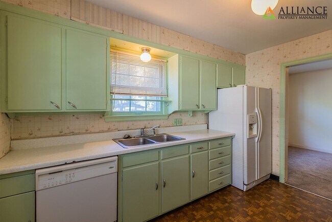 Building Photo - 1016 Bertrand St