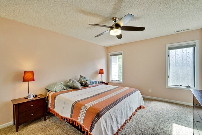 Building Photo - Large 3 Bed 2.5 Bath Townhome walking dist...