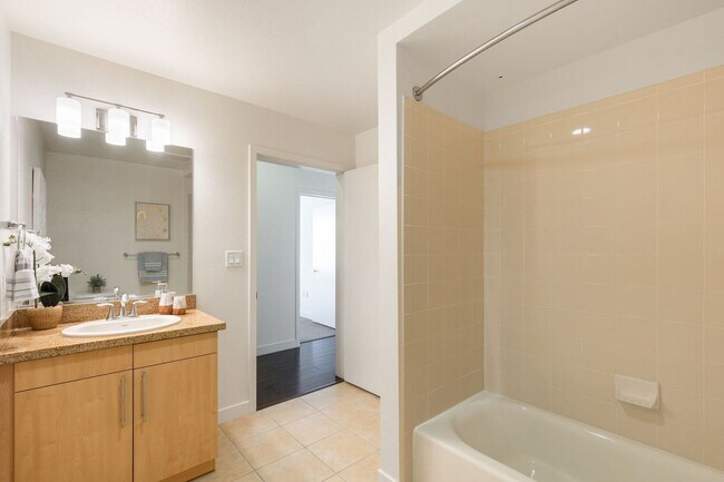 Building Photo - Spacious & Sunny Condo at Plant 51 in Down...