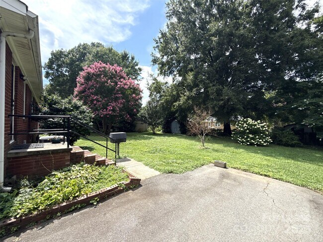 Building Photo - 1521 Woodhill Ln