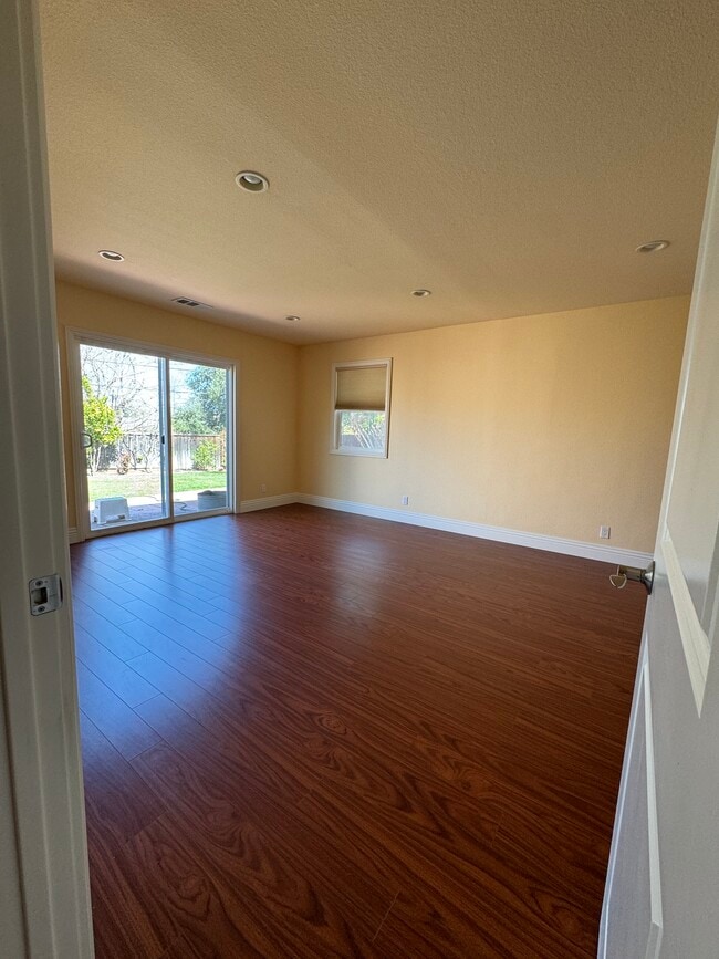 Building Photo - 6003 Prospect Rd