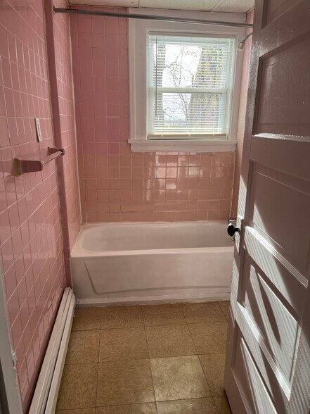 Building Photo - 40 Newcomb St