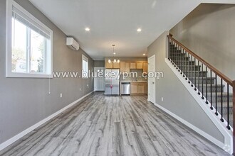 Building Photo - 2 Bed, 2.5 Bath Uptown Townhouse