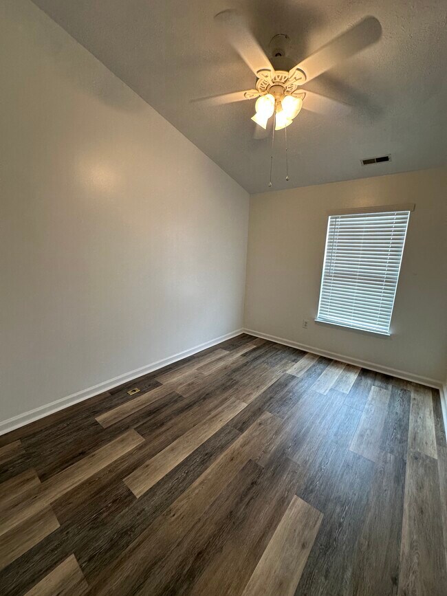 Building Photo - 5047 Leasdale Rd