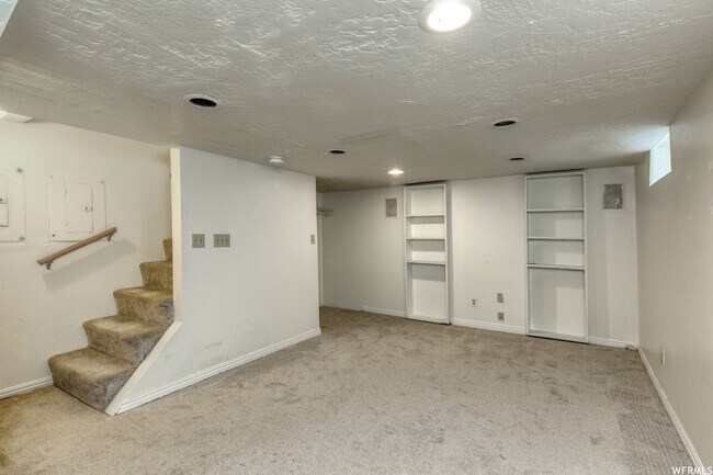 Building Photo - 96-98 S Center St