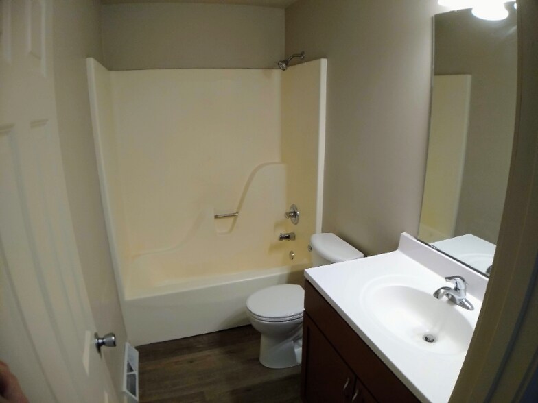 Building Photo - 2109 Louis Cir