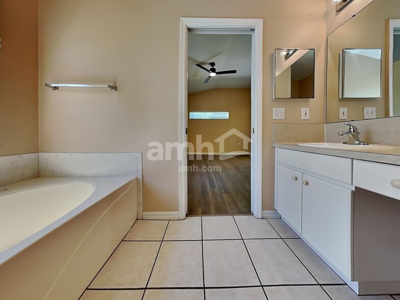 Building Photo - 30450 Wrencrest Dr