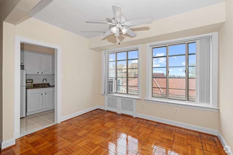 Studio, 1BR - 510SF - Dining Room - Majestic Apartments