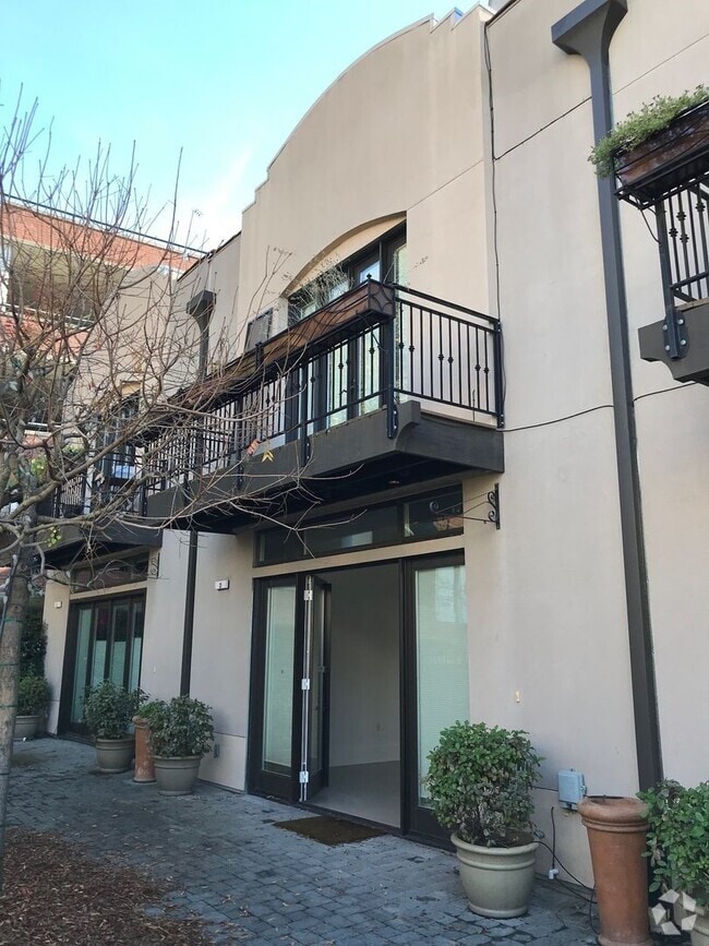 Building Photo - 2 Bedroom 2 bath Downtown Unit with $500 O...