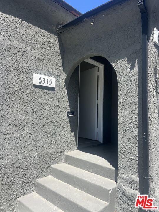 Primary Photo - 6315 S Victoria Ave