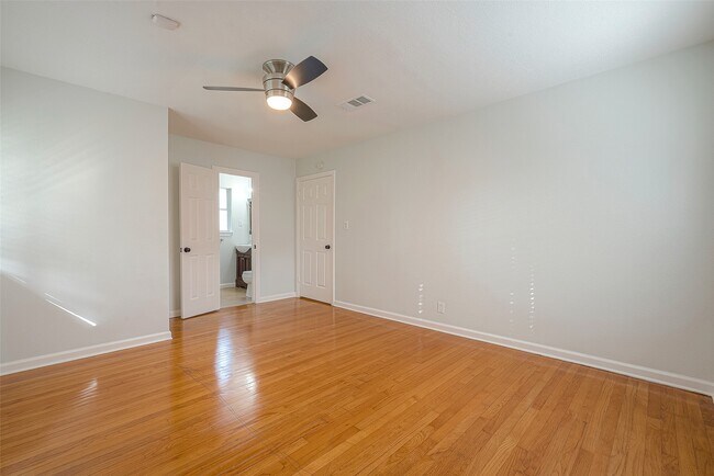 Building Photo - 4923 Poinciana Dr