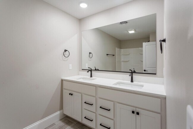 Building Photo - Four bedroom executive rental available no...