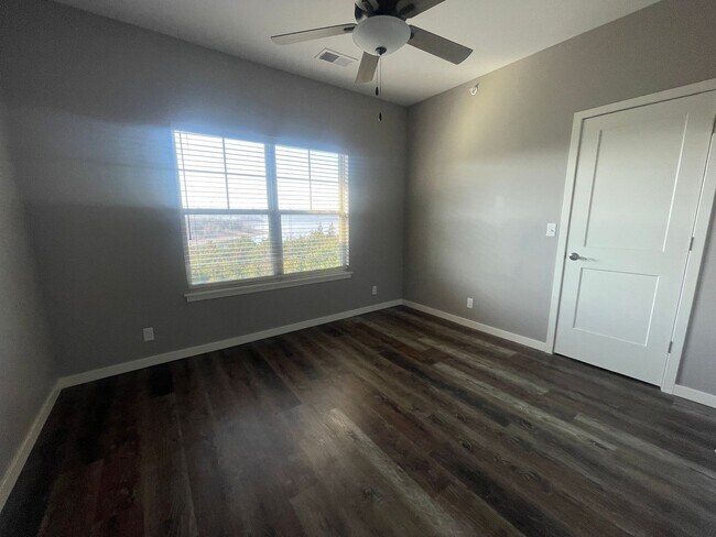 Building Photo - Unfurnished 3 Bedroom 2 Bath  Apartment With Lake-views of Table Rock Lake from each Room