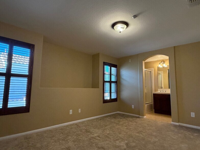 Building Photo - 2285 Huntington Point Rd