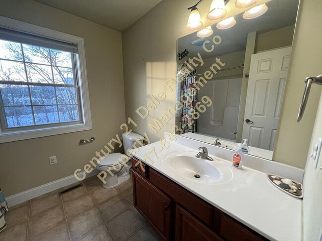 Building Photo - Large Three Bedroom 2.5 Baths in the Stone Gate Commons Association