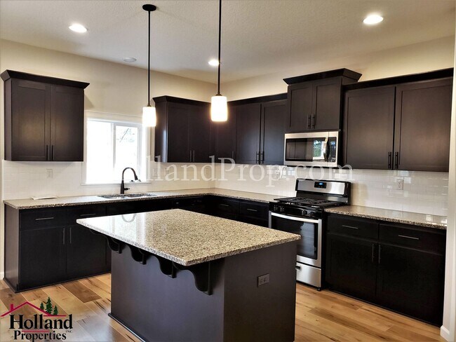 Building Photo - Spacious & Stylish 4-Bedroom Home with Mod...