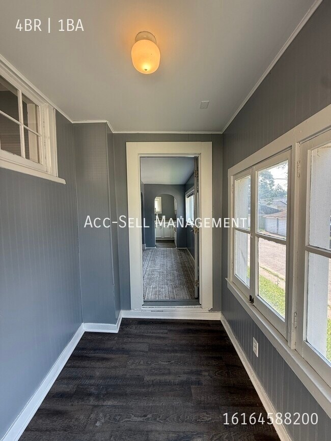 Building Photo - 419 Brenner St NE