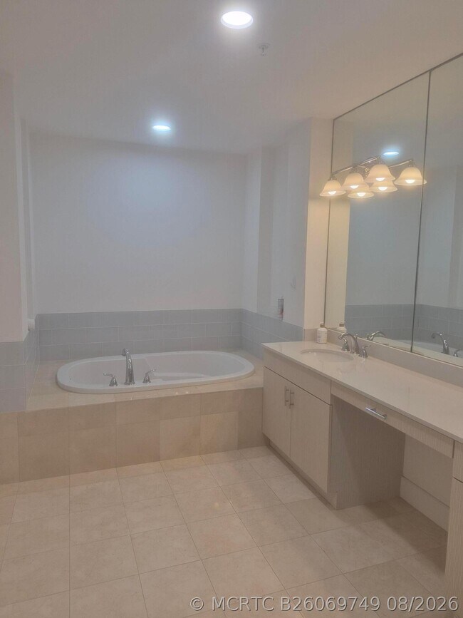 Building Photo - 71 Isle of Venice Dr