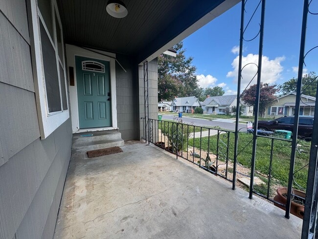 Building Photo - Lovely 3 Bedroom, 2 Bath Bungalow in the H...