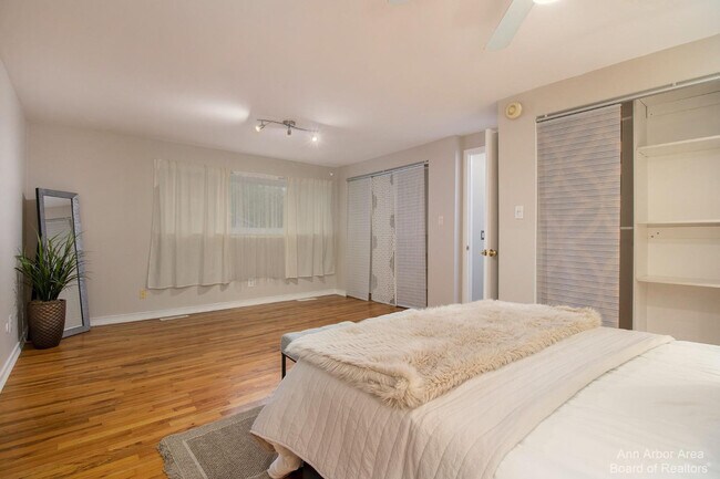 Building Photo - 555 Longshore Dr