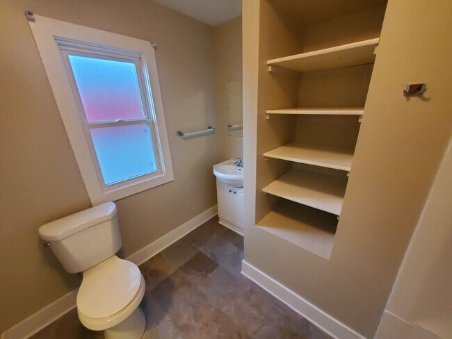 Building Photo - 2 Bedroom, 1 Bathroom home with front porch and fenced yard!