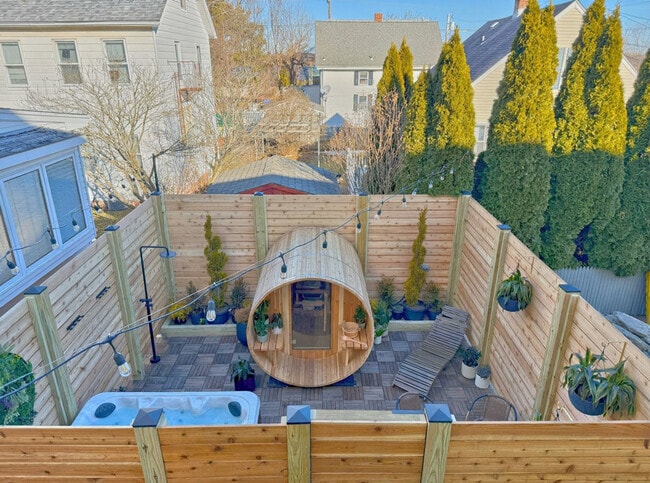 Building Photo - 136 Main St