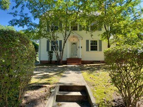 Building Photo - Charming Home!