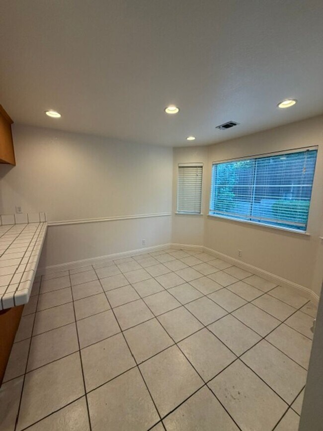 Building Photo - Beautiful Freshly Painted 3 Bedroom and 2 Bathroom Home in Carmichael $2,995.00 + Water