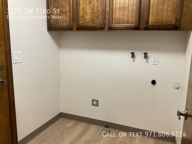 Building Photo - 3121 SW 23rd St