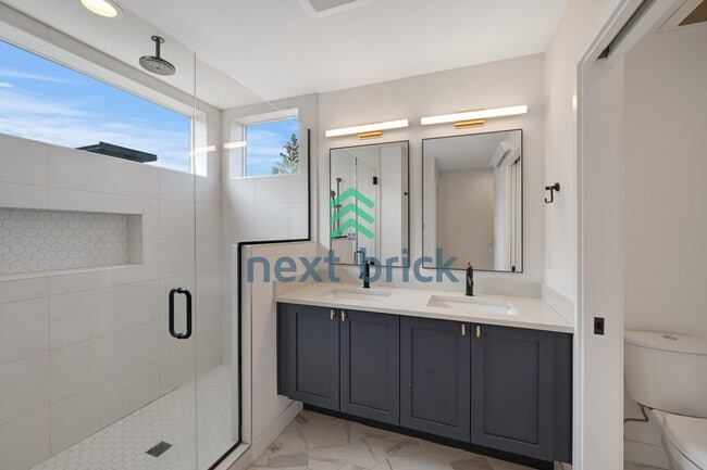 Building Photo - "Charming 2-Bed, 2-Bath Townhouse Retreat in Seattle – 1380 Sq Ft of Modern Comfort!"