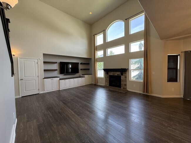Building Photo - 744 W Ridgeline Dr