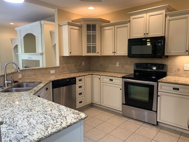 Building Photo - BEAUTIFUL 3 BED/2.5 BATH TOWNHOUSE!!