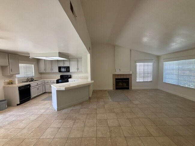 Building Photo - Clean 3 Bedroom / 2 Bathroom home near Stockdale High School, Recently Renovated!