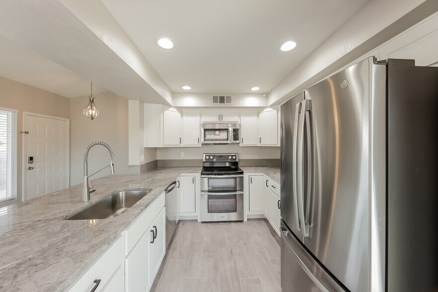 Building Photo - 8741 W Greenbrian Dr