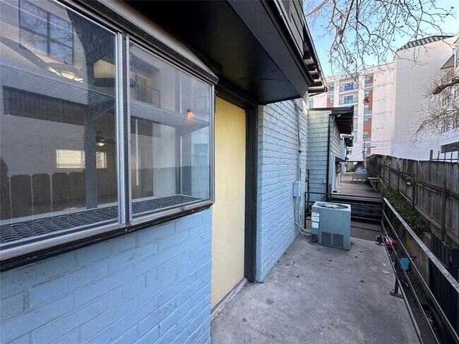 Building Photo - 2413 Leon St