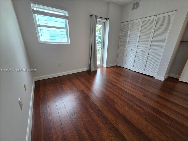 Building Photo - 471 NE 25th St