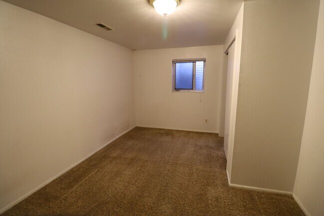 Building Photo - 400 E 4 plex