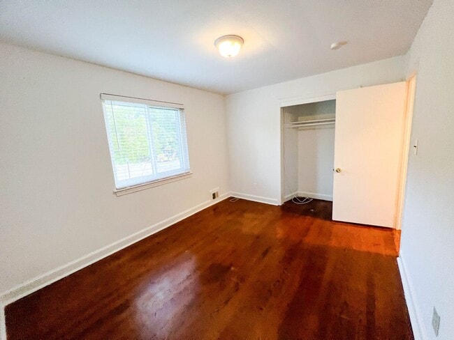 Building Photo - 50's Rambler with 5 BR & 3 BA in One of th...