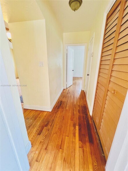Building Photo - 410 Pinecrest Dr