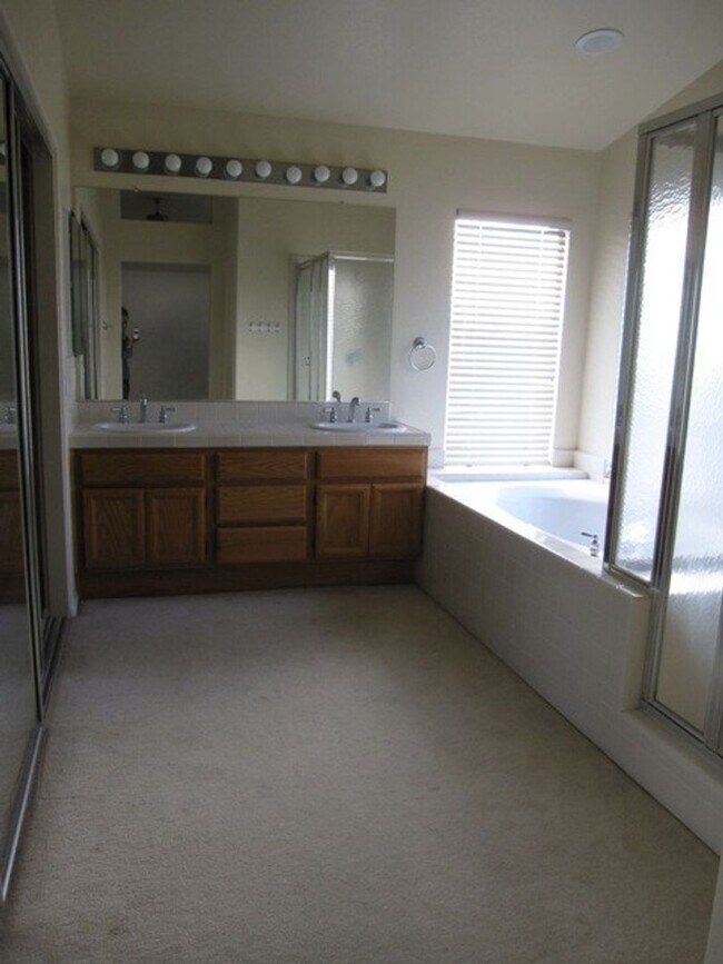 Building Photo - 4972 Overlook Dr
