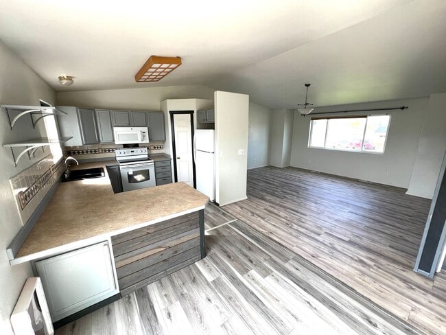 Building Photo - Pet Friendly 4 Bed 2 Bath Single Family Home W/ Fully Fenced Yard, Double Car Garage Located in E...