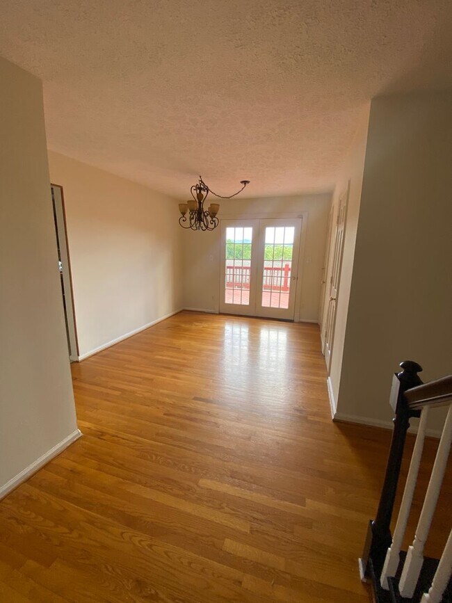 Building Photo - Spacious townhome by Peaks View Park
