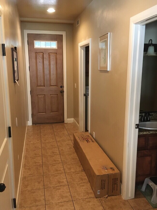 Building Photo - "Spacious 3-Bed Townhouse with 2.5 Baths i...