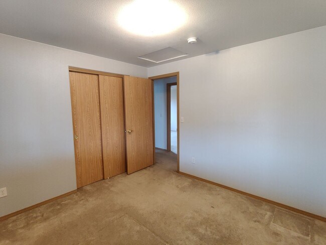 Building Photo - West Pasco Location close to Rd 100 interc...